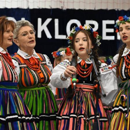 Młode kobiety w strojach ludowych w trakcie koncertu podczas DNI FOLKLORU POLSKIEGO.