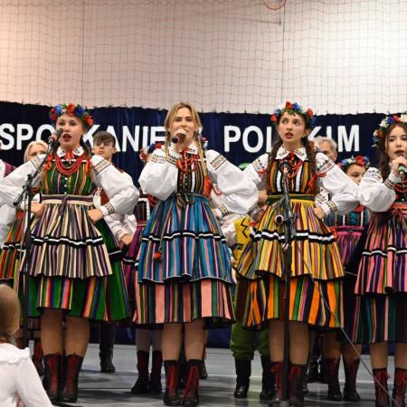 Kobiety wykonują utwór muzyczny.