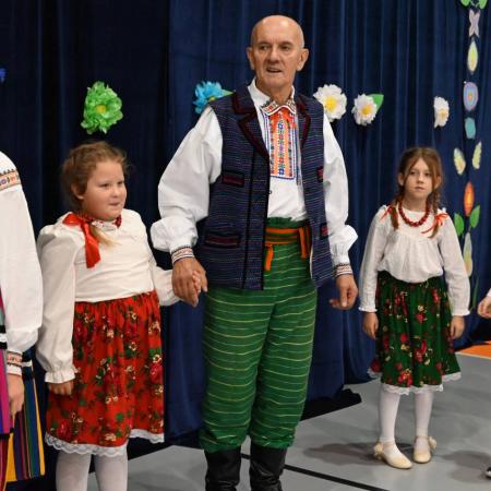 Dzieci wraz z Mężczyzną podczas tańca ludowego.