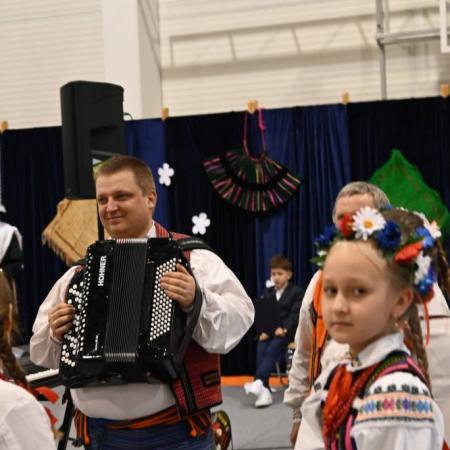 Dziewczynka wraz z akordeonistą w trakcie występu