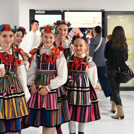 Grupa Dziewcząt z Zespołu Drzewiczanie na chwilę przed koncertem.