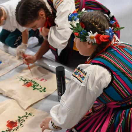 Młode dziewczyny w trakcie warsztatów z rękodzieła.