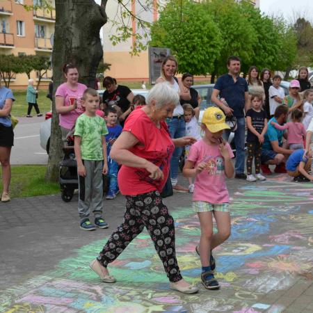 Zabawa na chodniku