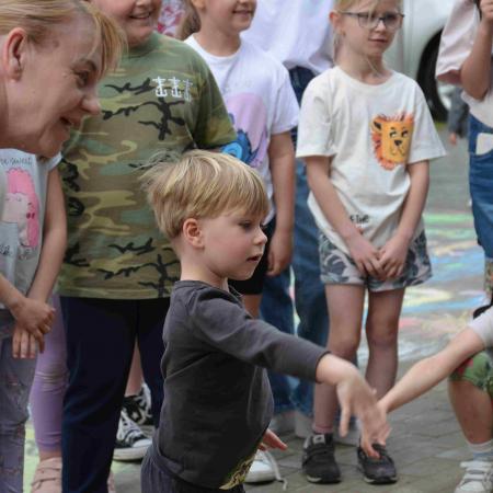 Chłopak pokazuje brudną rączkę