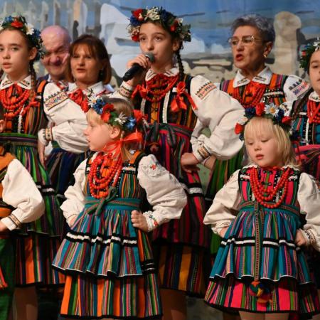 ZPiT Drzewiczanie oraz MALI DRZEWICZANIE na scenie.