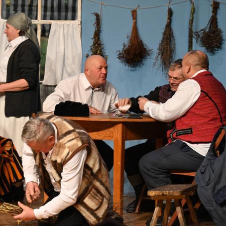 Scena Chłopów w trakcie Rewii Sztuki Ludowej.