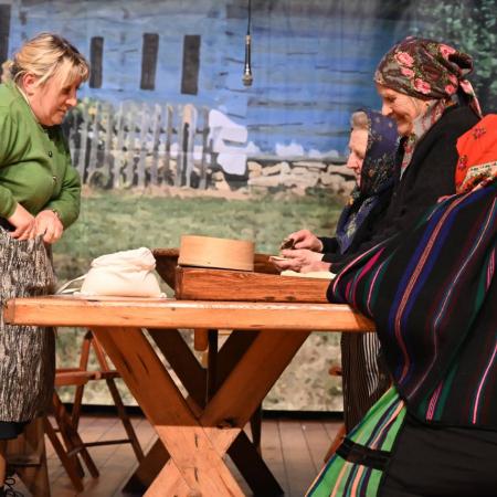 Kobiety w trakcie wykonywania obowiązków domowych z życia wsi.