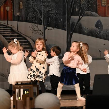 Dzieci dające popis dla swoich dziadków na scenie