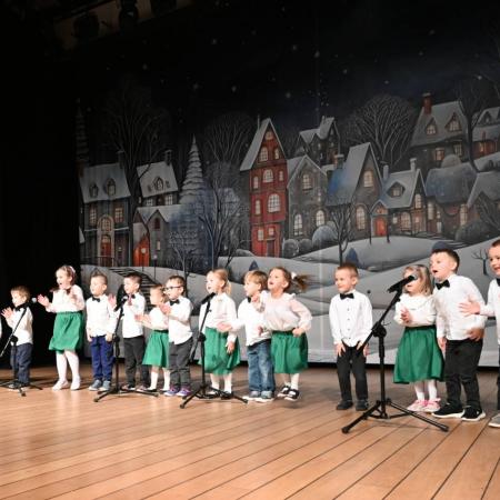 Zdjęcie grupowe najmłodszych artystów