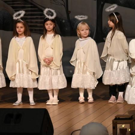 Dziewczynki w strojach aniołów na scenie