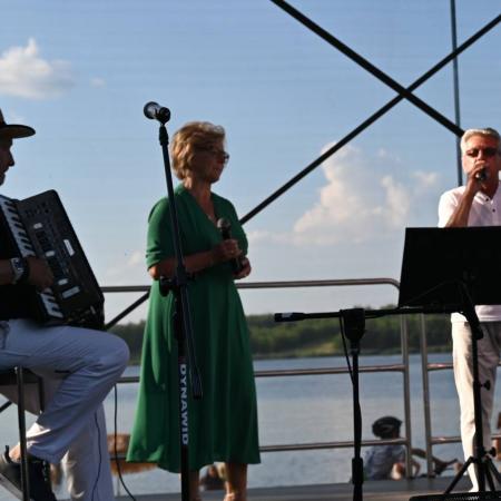 Grupa muzyczna POKOLENIA w trakcie występu.