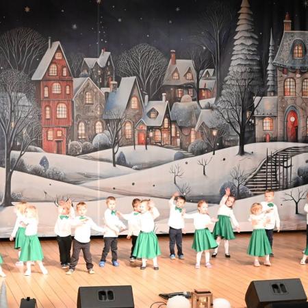 Dzieci podczas występu z okazji dnia babci 