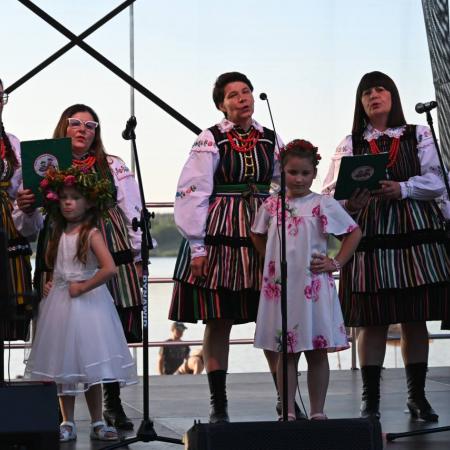 KGW Werówka występuje na scenie w strojach ludowych.