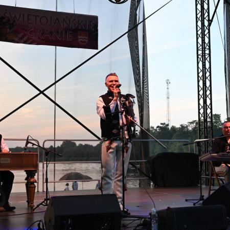 Góral Szczepan na scenie nad zalewem Drzewickim.