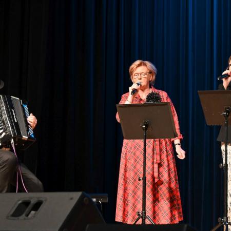 Artyści wykonują utwór na scenie