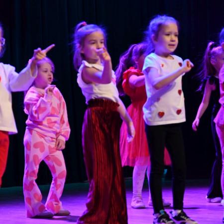 Dzieci wykonują układ taneczny