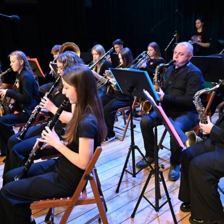 Orkiestra Dęta wykonuje utwór 