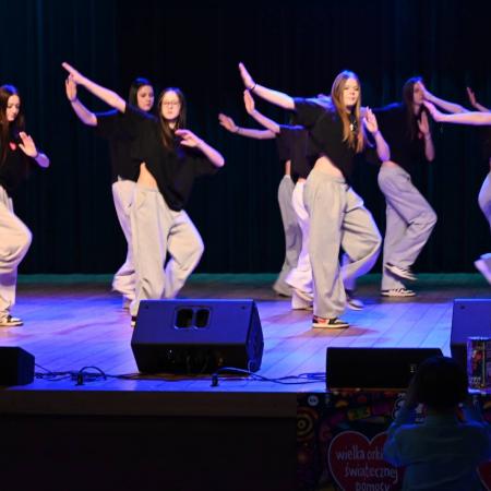 Grupa taneczna występuje na Finale WOŚP