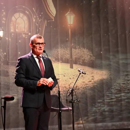 Burmistrz Drzewicy przemawia na scenie