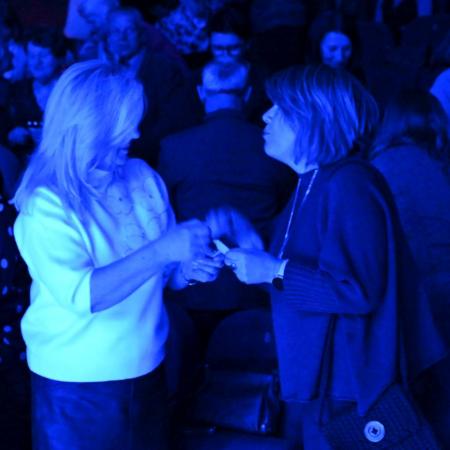 Uczestnicy koncertu łamią się opłatkiem 