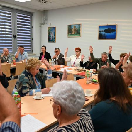 Uczestnicy TPD w trakcie spotkania przeprowadzają głosowanie.