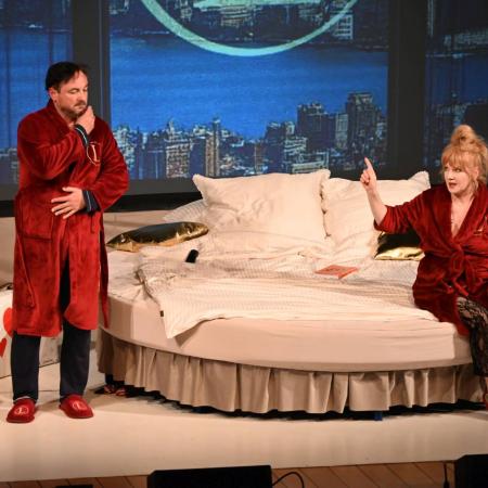 Rozmowa pomiędzy aktorami w trakcie spektaklu.