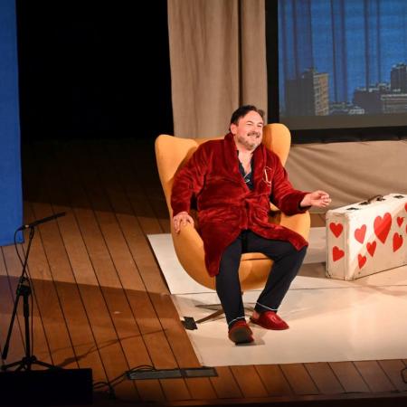 Mężczyzna siedzący na fotelu wygłasza monolog.