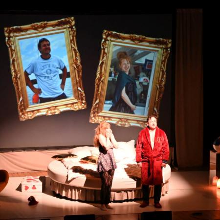 Mężczyzna w flaszroku rozmawia z kobietą.