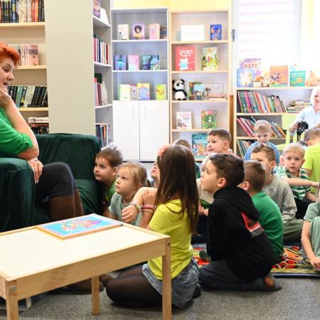 Dyrektor RCK opowiada przedszkolakom legendy.