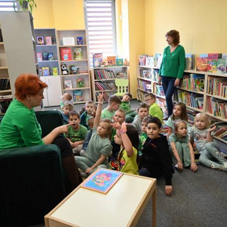 Dzieci słuchają opowiadań związanych z wielkanocą.