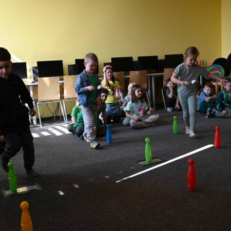 Dzieci pokonują tor przeszkód.