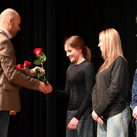 Zastępca Burmistrza Drzewicy wręcza kwiaty aktorom.