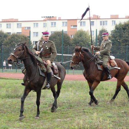 Dwaj ułani na koniach. Spotkanie integracyjne dla mieszkańców gminy i miasta Drzewica