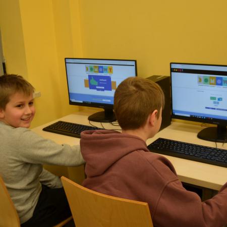 Dwóch chłopców korzysta z komputerów.