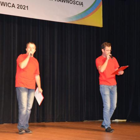 Dwóch mężczyzn spiewa na scenie