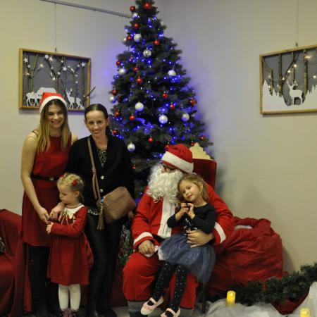 Dzieci z mamą pozuja do zdjęcia z Mikołajem i Śniezynką