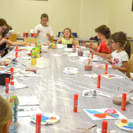 Dziec malują farbami na zajęciach plastycznych