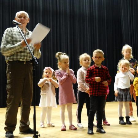 Dzieci na scenie, obok organizator konkursu wyczytuje wyniki. Spotkanie integracyjne dla mieszkańców gminy i miasta Drzewica