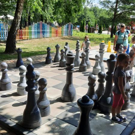 Dzieci bawiące się dużymi szachami