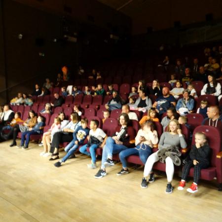 Dzieci i dorośli na sali widowiskowej. Spotkanie integracyjne dla mieszkańców gminy i miasta Drzewica