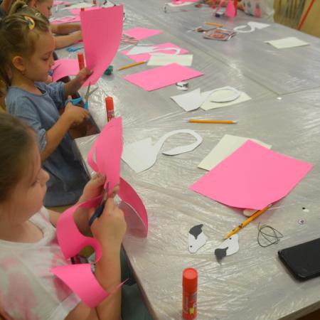 Dzieci podczas zajęć plastycznych wycinają flaminga
