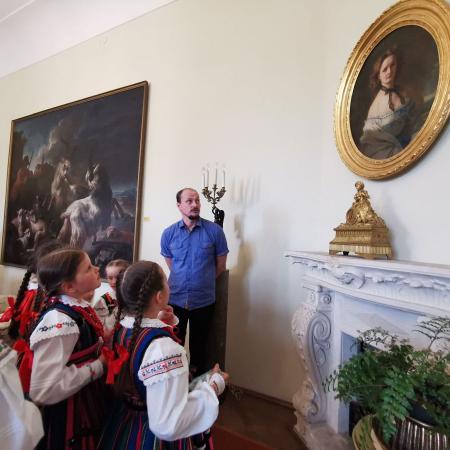 Dzieci podziwiające eksponaty pałacowe