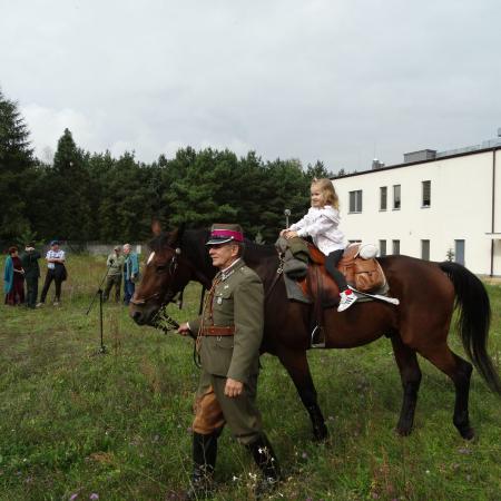 Dziewczynka na koniu, prowadzi ułan. Spotkanie integracyjne dla mieszkańców gminy i miasta Drzewica