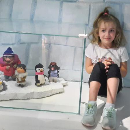 Dziewczynka w igloo w muzeum kinematografii