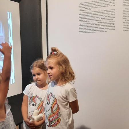 Dziewczynki podczas oglądania wystawy w muzeum kinematografii