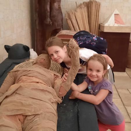 Dziewczynki z mumią