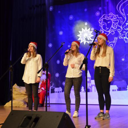 Grupa dziewczyn z ZSP w Drzewicy podczas występu na Przegladzie Kolęd i Pastorałek
