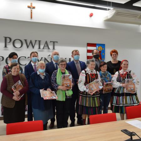 Grupa osób biorących udział w konkursie z nagrodami i organizatorami konkursu w sali Satrostwa Powiatowego w Opocznie.