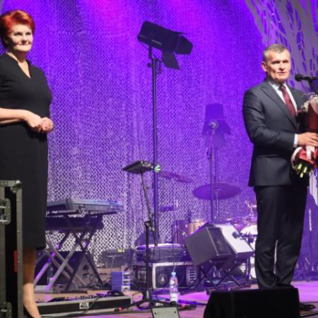 Burmistrz Drzewicy z kwiatami na scenie obok Pani Dyrektor RCK 