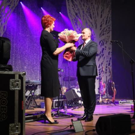 Burmistrz Drzewicy wręcza kwiaty na ręce pani Dyrektor RCK 